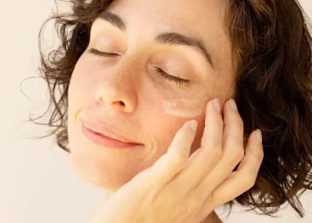 Going Au Naturel: How to Transition to a Natural Skincare Routine with Ease and Get Glowing Skin!