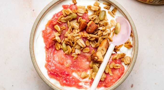 15 Minute Thick Rhubarb Compote with Ginger