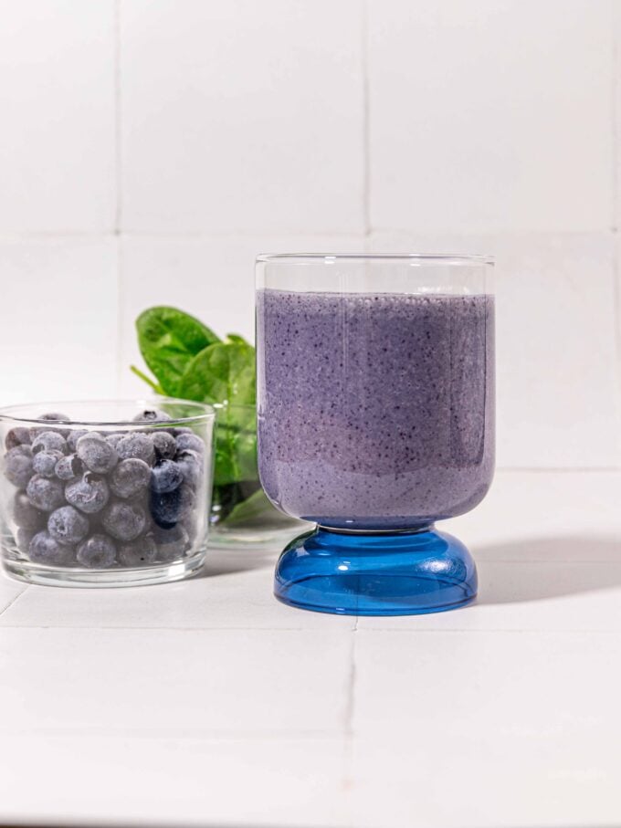 blueberry and spinach in glasses with smoothie