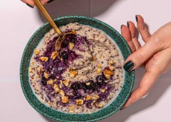 Quinoa Breakfast Porridge with Almond Milk