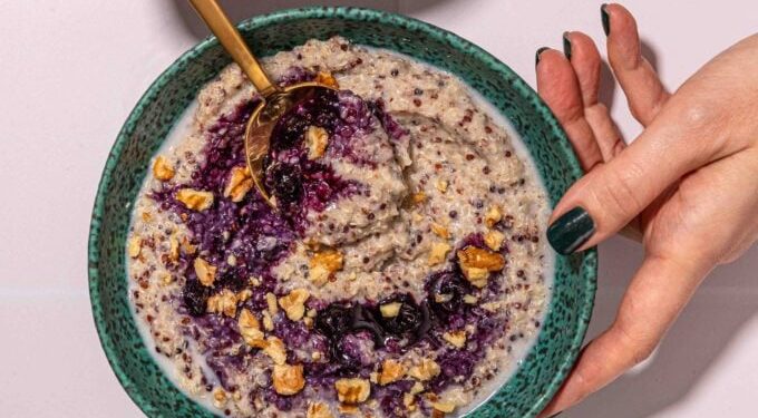 Quinoa Breakfast Porridge with Almond Milk