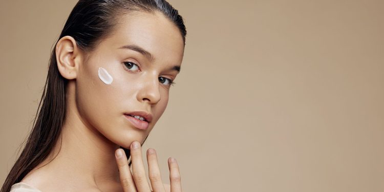 The Power of Layering – Mastering the Art of Skincare Cocktailing