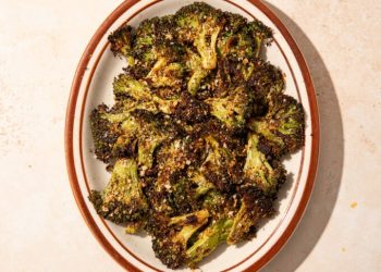 Crispy Smashed Broccoli with Nutritional Yeast