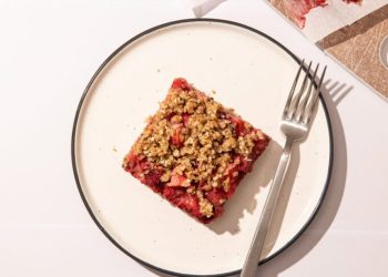 Fresh Strawberry Oatmeal Bars with Hemp Hearts