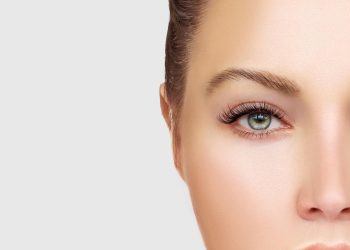 The Ultimate Guide to Treating Dark Circles: Retinol vs. Caffeine