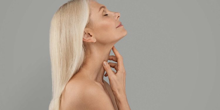 Age Gracefully with Makeup Techniques That Enhance Mature Beauty